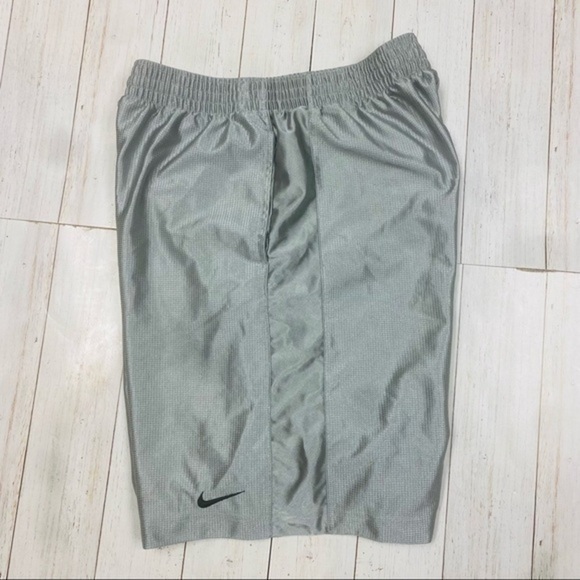 Nike Mens Silver Mesh Lined Athletic Shorts, Size Medium - Picture 3 of 8